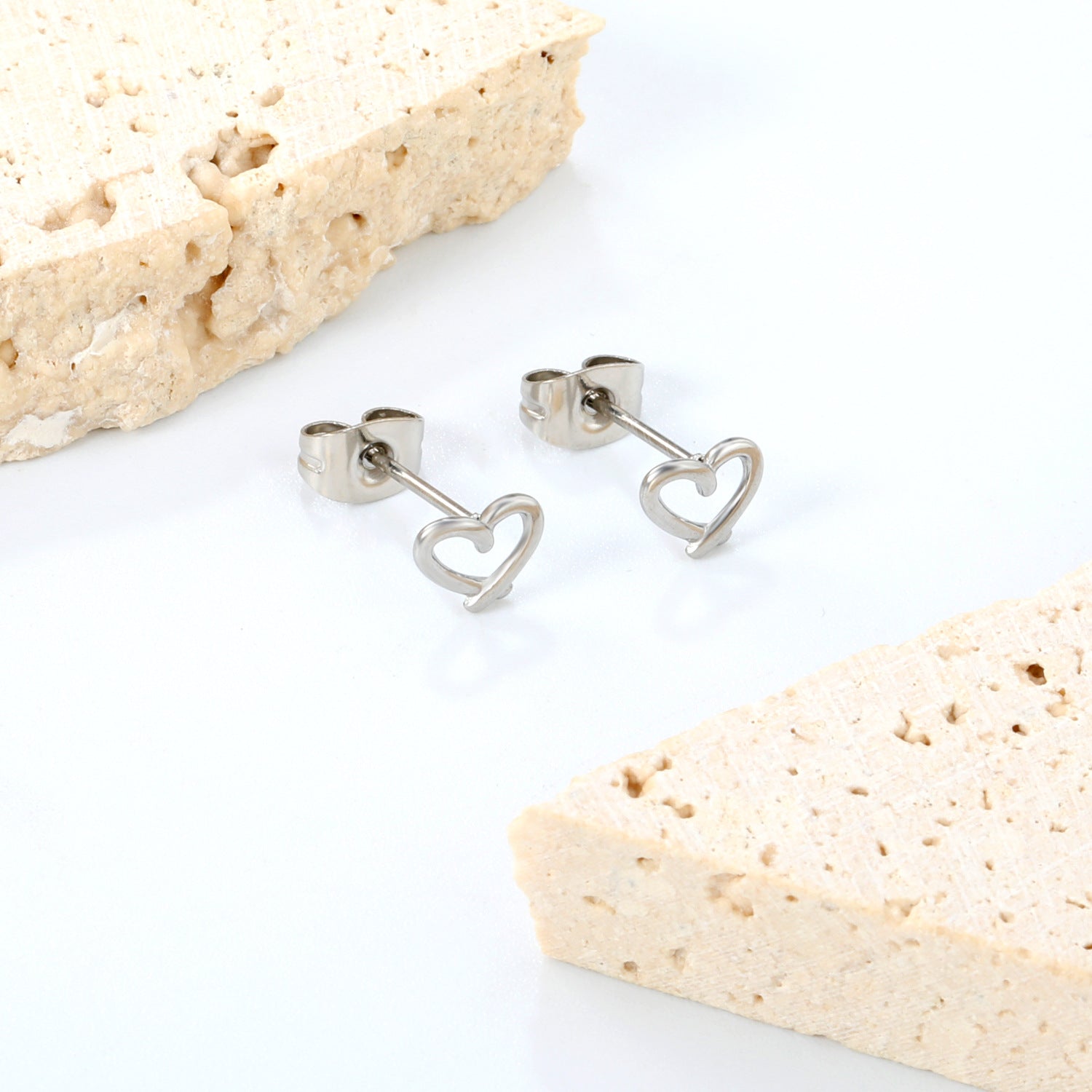 Damen Ohrstecker im herzförmigen Design aus Edelstahl Shop Nory
