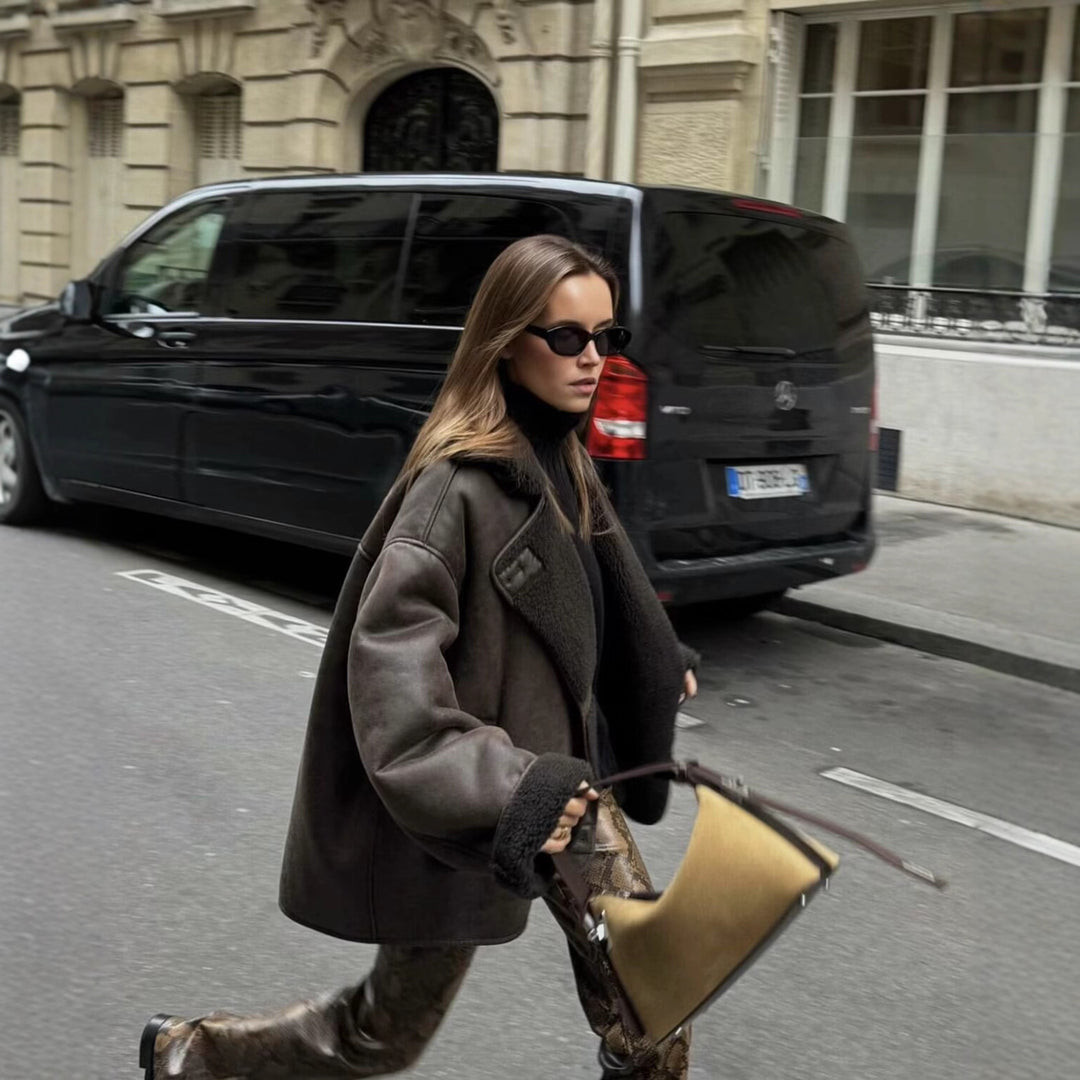 Damen Kurzjacke im Oversized Lammfelloptik‑Look mit Umlegekragen und Taschen Shop Nory