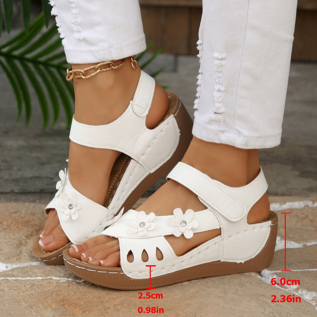 Damen Komfort-Wedgesandalen mit verstellbarem Klettverschluss und Blütenapplikation Shop Nory