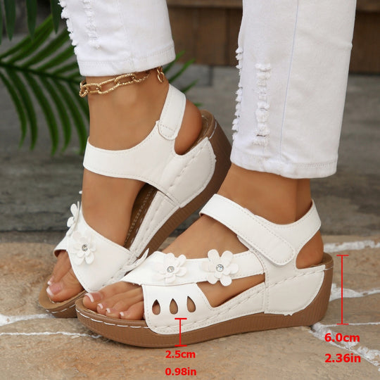 Damen Komfort-Wedgesandalen mit verstellbarem Klettverschluss und Blütenapplikation Shop Nory