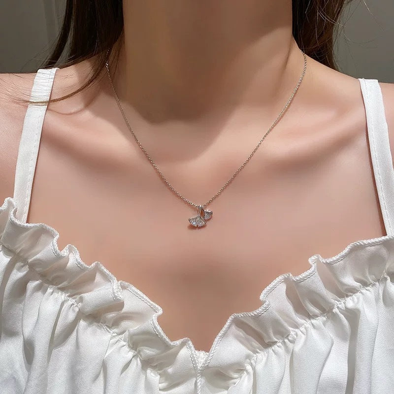Damen Halskette mit funkelndem Schmetterlingsanhänger Shop Nory