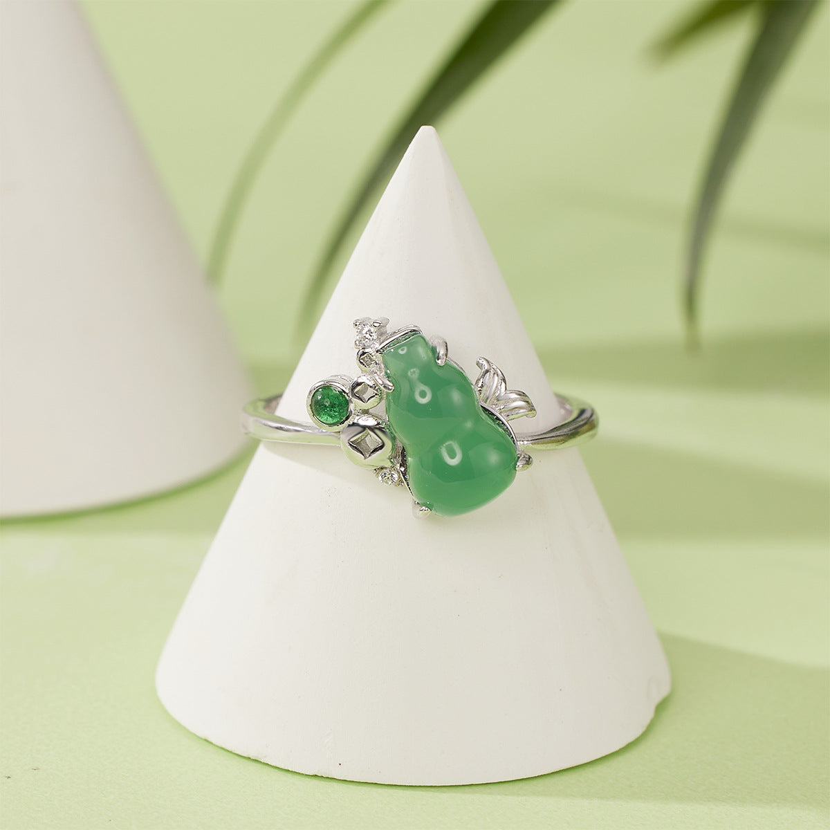 Damen Ring mit kreativem Design aus grünem Halbedelstein und Zirkonia Shop Nory