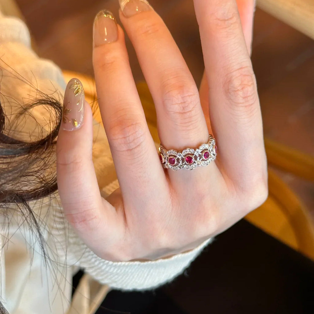 Damen zierlicher Ring mit filigranem Blumenmuster und strahlenden Rubinen Shop Nory
