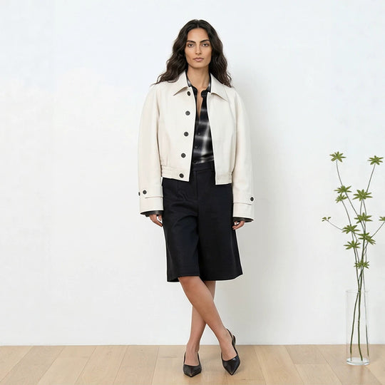 Damen Kurzer Boxy-Blouson mit elastischem Saum und markanten Knopfdetails Shop Nory
