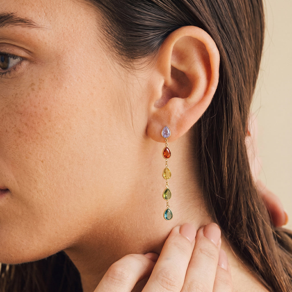 Damen Ohrhänger mit bunten tropfenförmigen Kristallen und hypoallergener Edelstahlverarbeitung Shop Nory