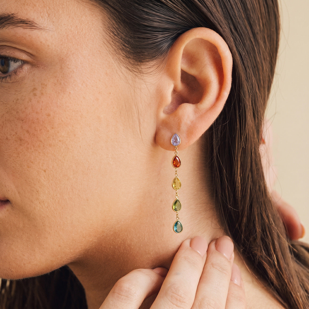 Damen Ohrhänger mit bunten tropfenförmigen Kristallen und hypoallergener Edelstahlverarbeitung Shop Nory