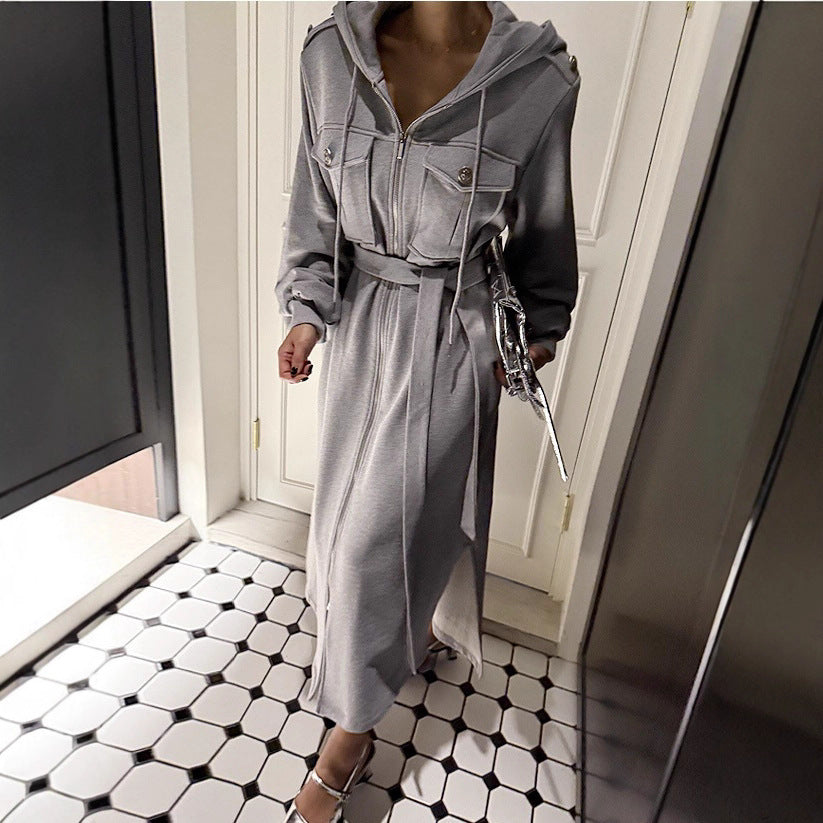Damen Langes Kapuzen‑Sweatkleid mit Reißverschluss, Pattentaschen, Ballonärmeln und Seitenschlitzen Shop Nory