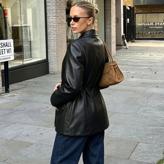 Damen Langer taillierter Blazer‑Mantel aus veganer Lederoptik mit fallendem Schalkragen und Doppelknopf-Leiste Shop Nory