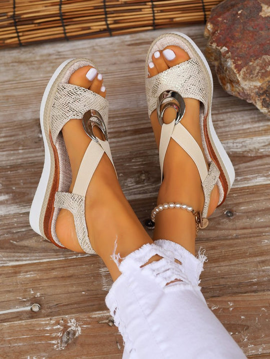 Damen Keil-Sandalen mit Metallic-Optik, dekorativem Ring und Elastik-Fersenriemen Shop Nory