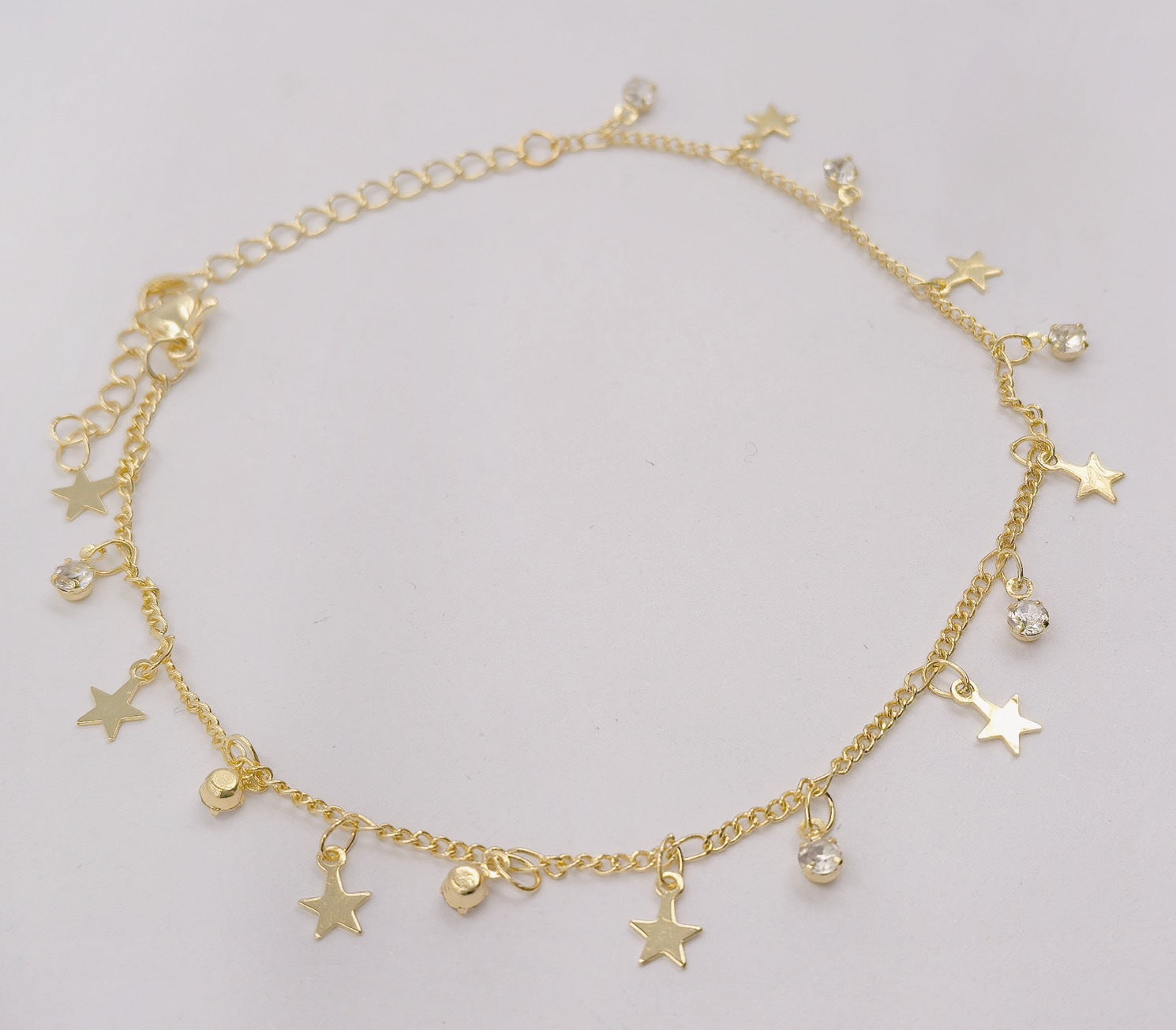 Damen Fußkettchen mit funkelnden Kristallanhängern und zartem Golddesign Shop Nory