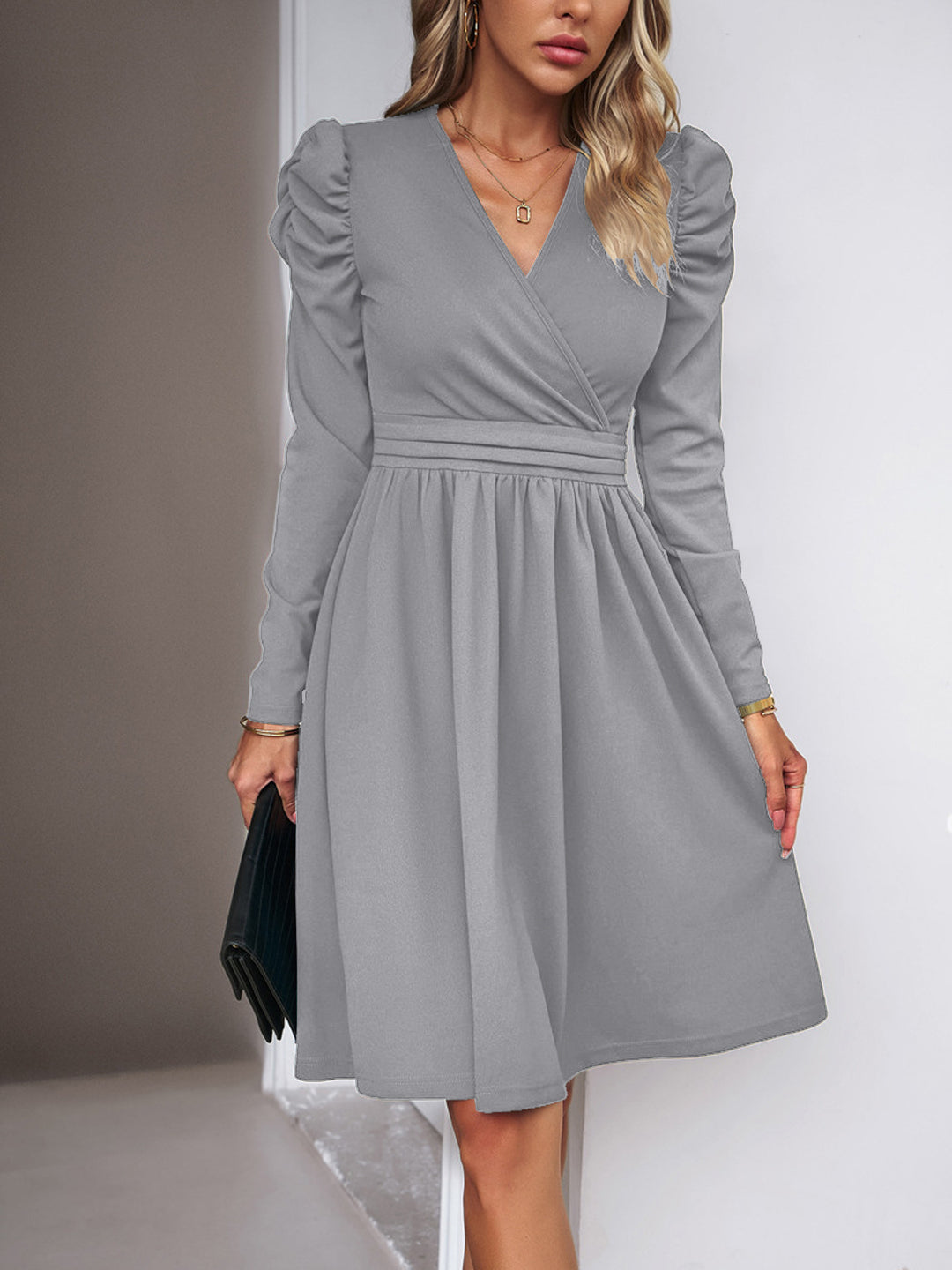 Damen Wickelkleid mit V-Ausschnitt, gerafften Puffärmeln und tailliertem Faltenrock Shop Nory