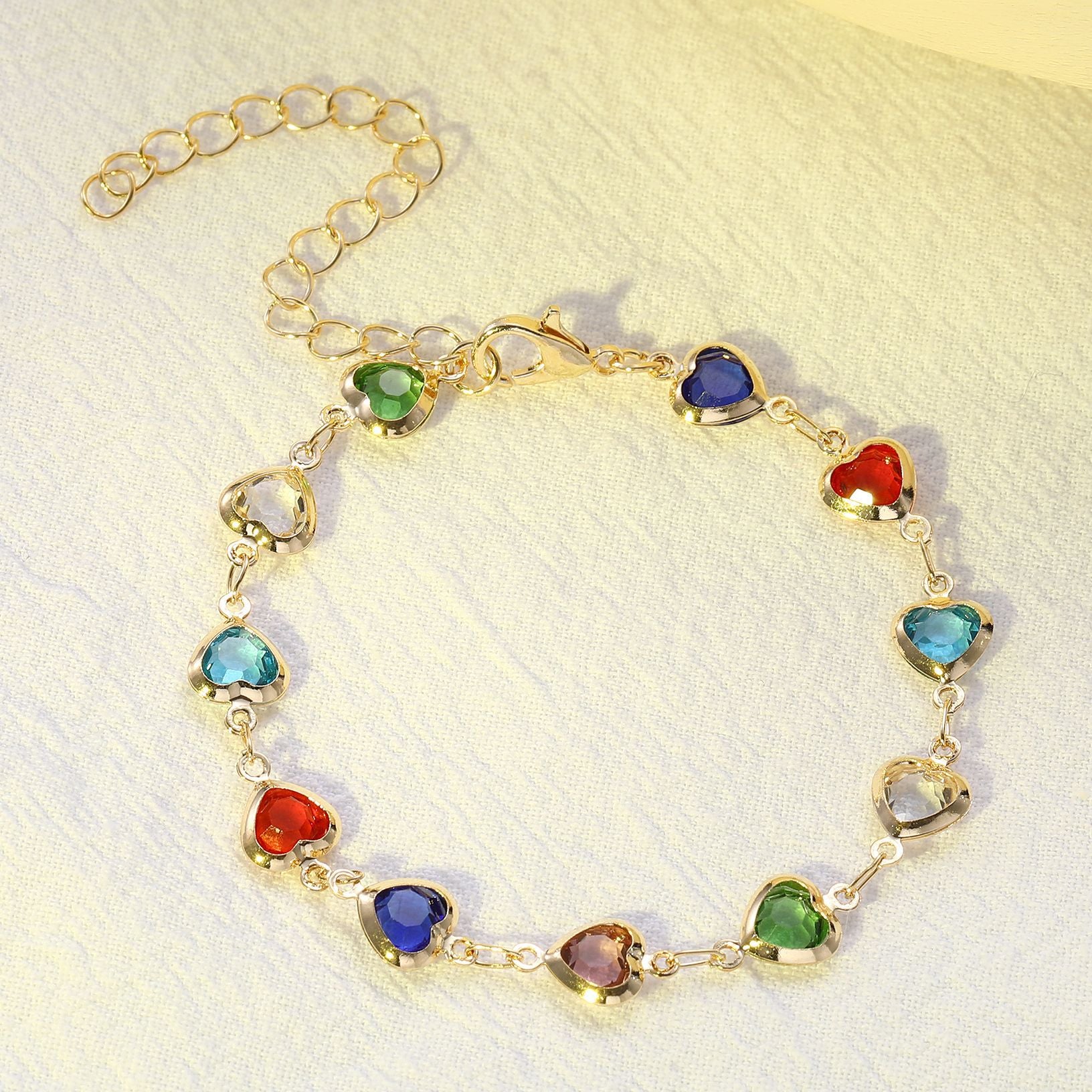 Damenarmband mit funkelnden Herzanhängern und hochwertigen Kristallen Shop Nory