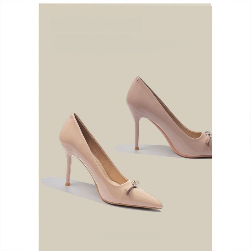 Damen Spitz zulaufende Lack‑Pumps mit hohem Stiletto‑Absatz und Kristall‑Schleifenapplikation Shop Nory