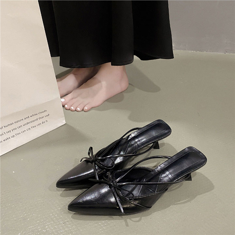 Damen Spitz zulaufende Mules mit feinen Slingback‑Riemchen und Zierschleife Shop Nory
