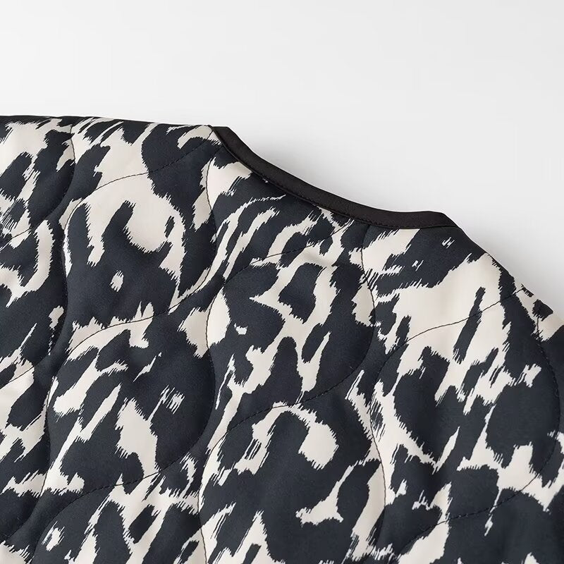 Damen Steppjacke im Oversize-Boxy-Schnitt mit rundem Halsausschnitt und abstraktem Animal-Print Shop Nory