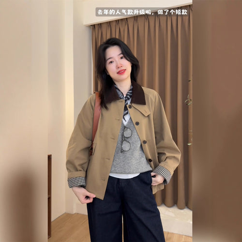 Damen Kurzmantel im Mac-Stil mit kontrastierendem Samtkragen und karierten Ärmelaufschlägen Shop Nory
