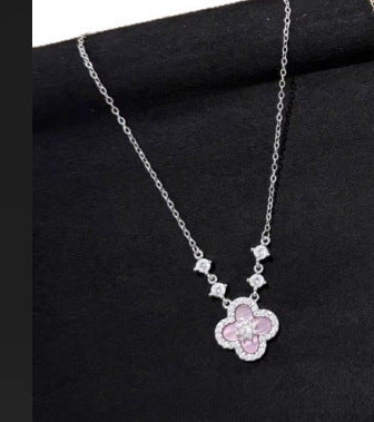 Damen Halskette mit kunstvollem Blumenanhänger und funkelnden Kristallen Shop Nory