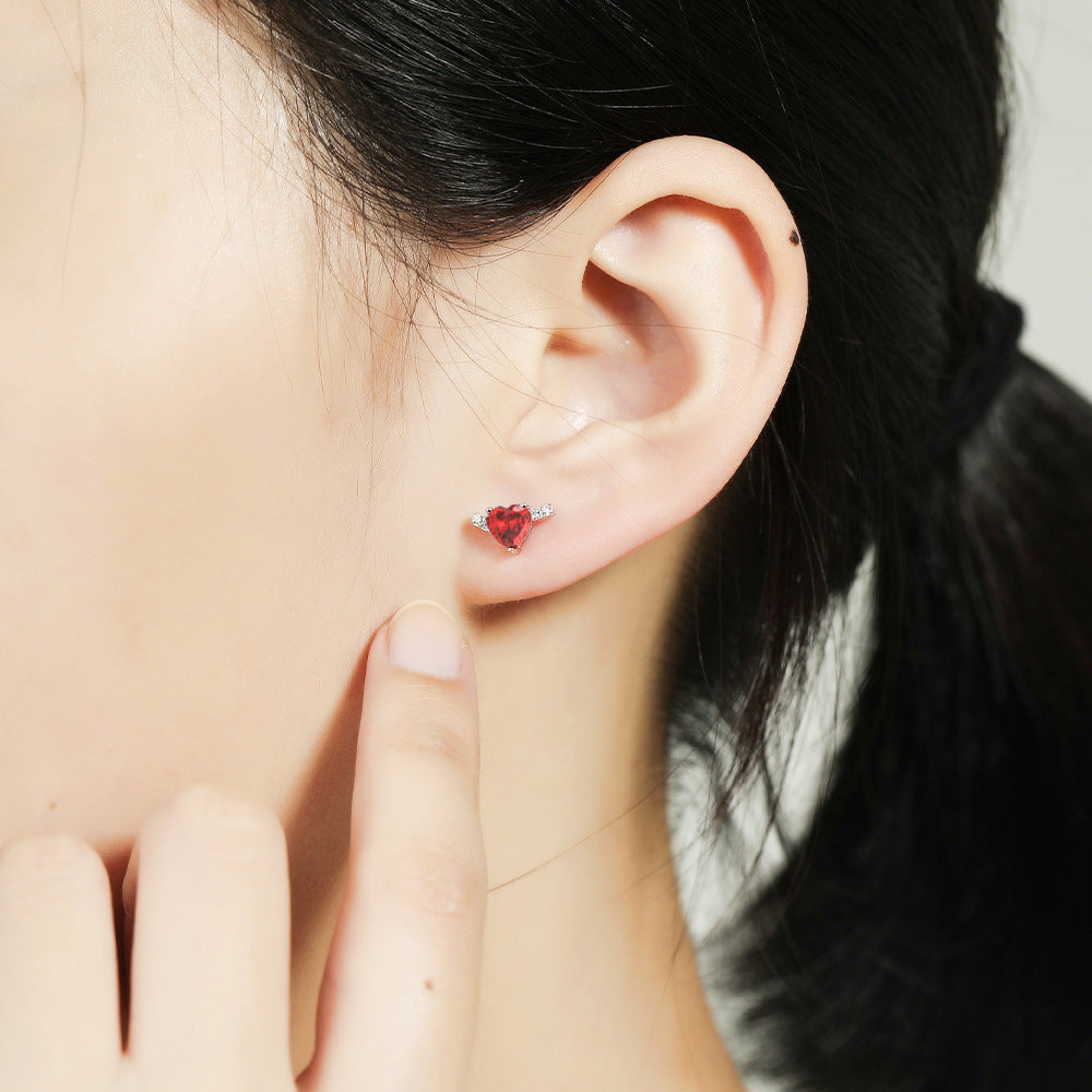 Damen Ohrringe im Herzen-Design mit funkelnden Zirkonia und rotem Kristall Shop Nory