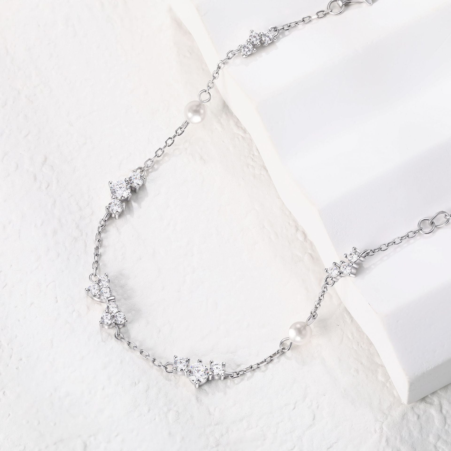 Damenarmband mit funkelndem Zirkonia-Besatz und eleganten Perlen-Details Shop Nory