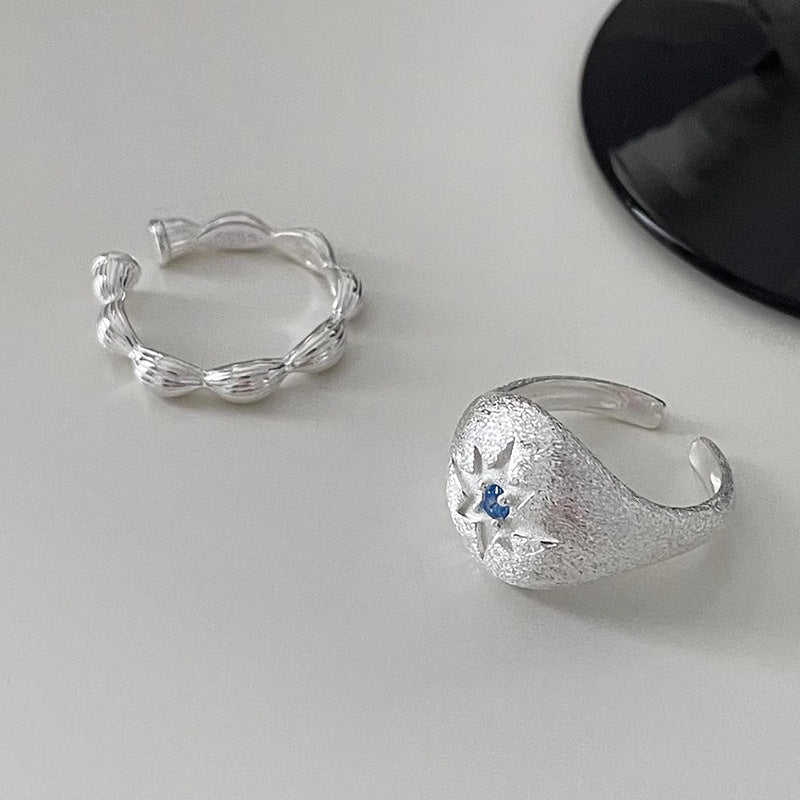 Damenring mit strukturiertem Oberflächendesign und funkelndem Zirkonia Shop Nory