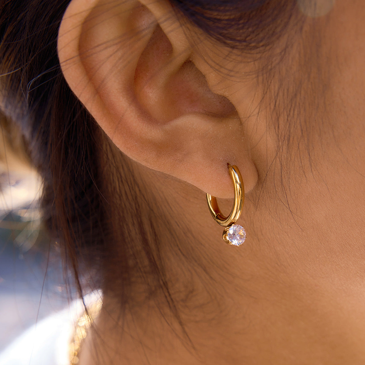Damen Hoops Ohrstecker mit funkelndem Kristallanhänger Shop Nory