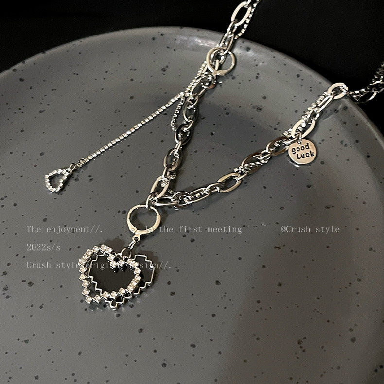 Damen Anhänger-Halskette mit elegantem Herzdesign und funkelnden Details Shop Nory