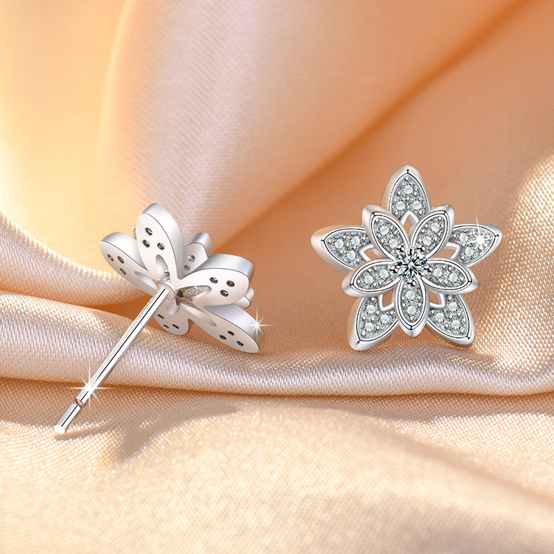 Damen Ohrstecker mit floralen Design und funkelnden Zirkonia Shop Nory