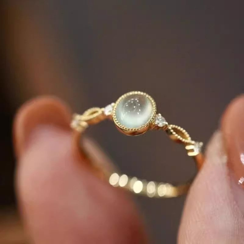 Damen eleganter Ring mit schimmerndem Edelstein und funkelnden Details Shop Nory