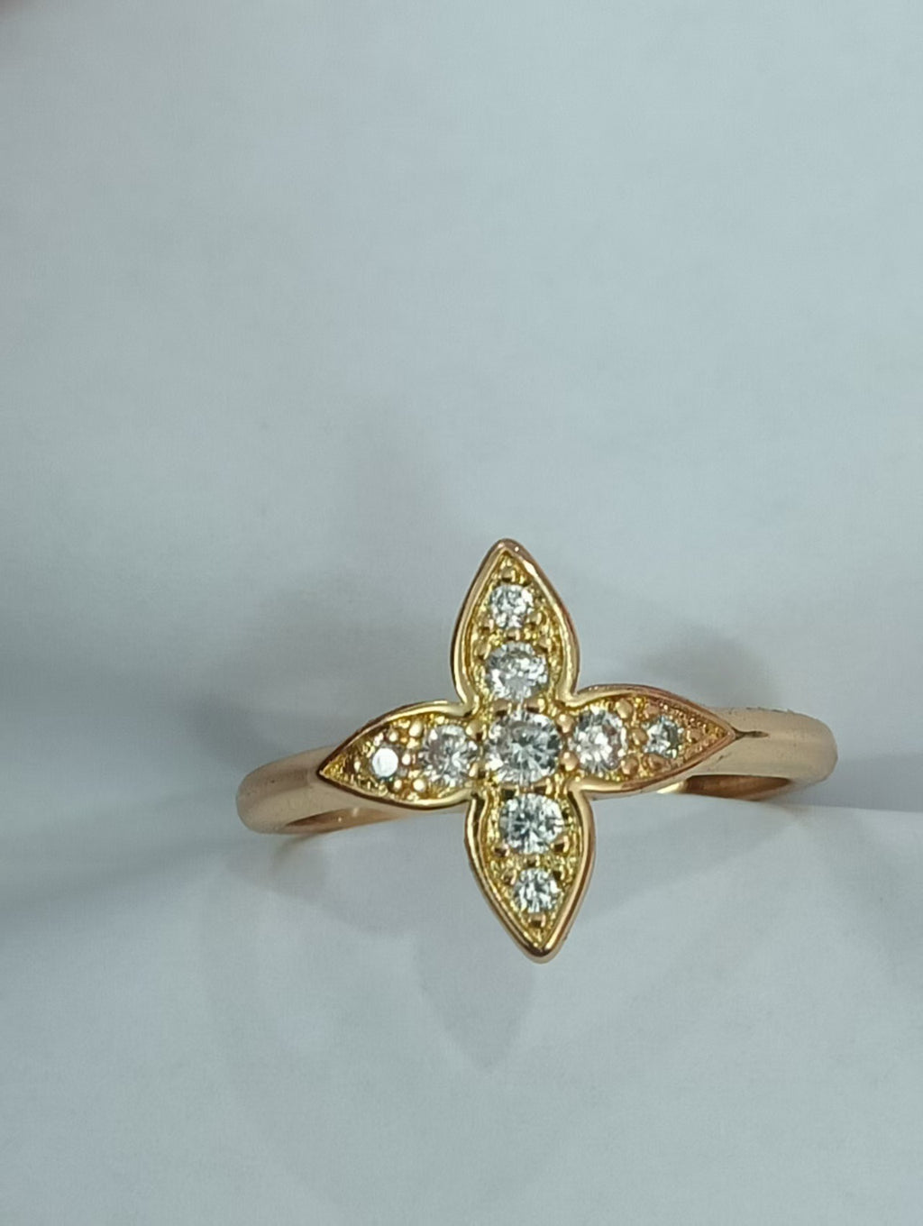 Damen eleganter Ring mit kunstvollem Design und funkelndem Kristall Shop Nory