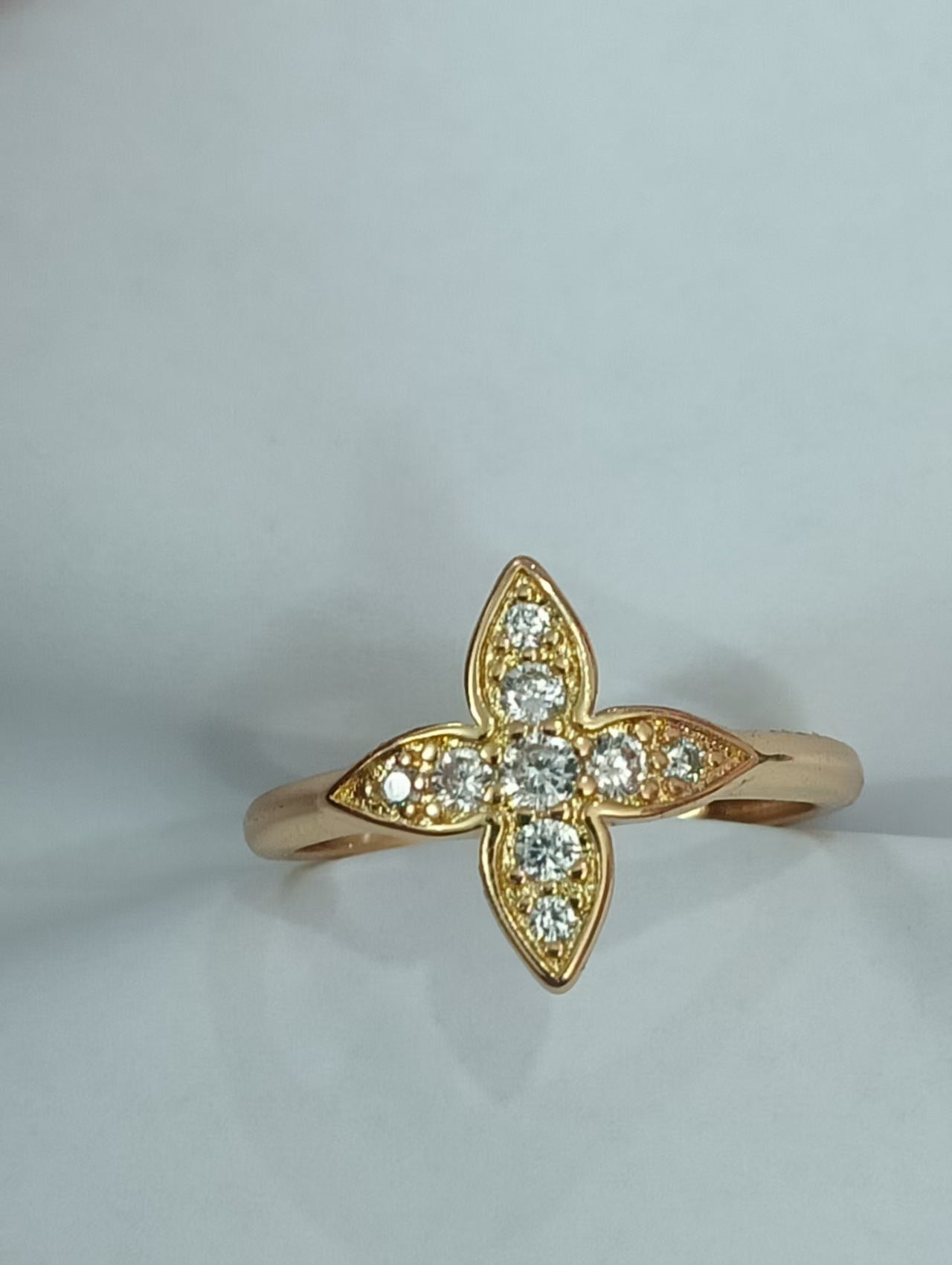 Damen eleganter Ring mit kunstvollem Design und funkelndem Kristall Shop Nory