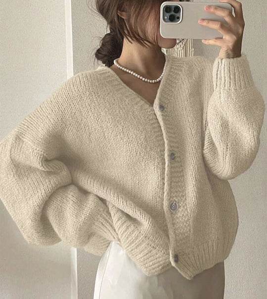 Damen Oversize-Strickjacke mit tiefem V-Ausschnitt, Ballonärmeln und Zierknopfleiste Shop Nory