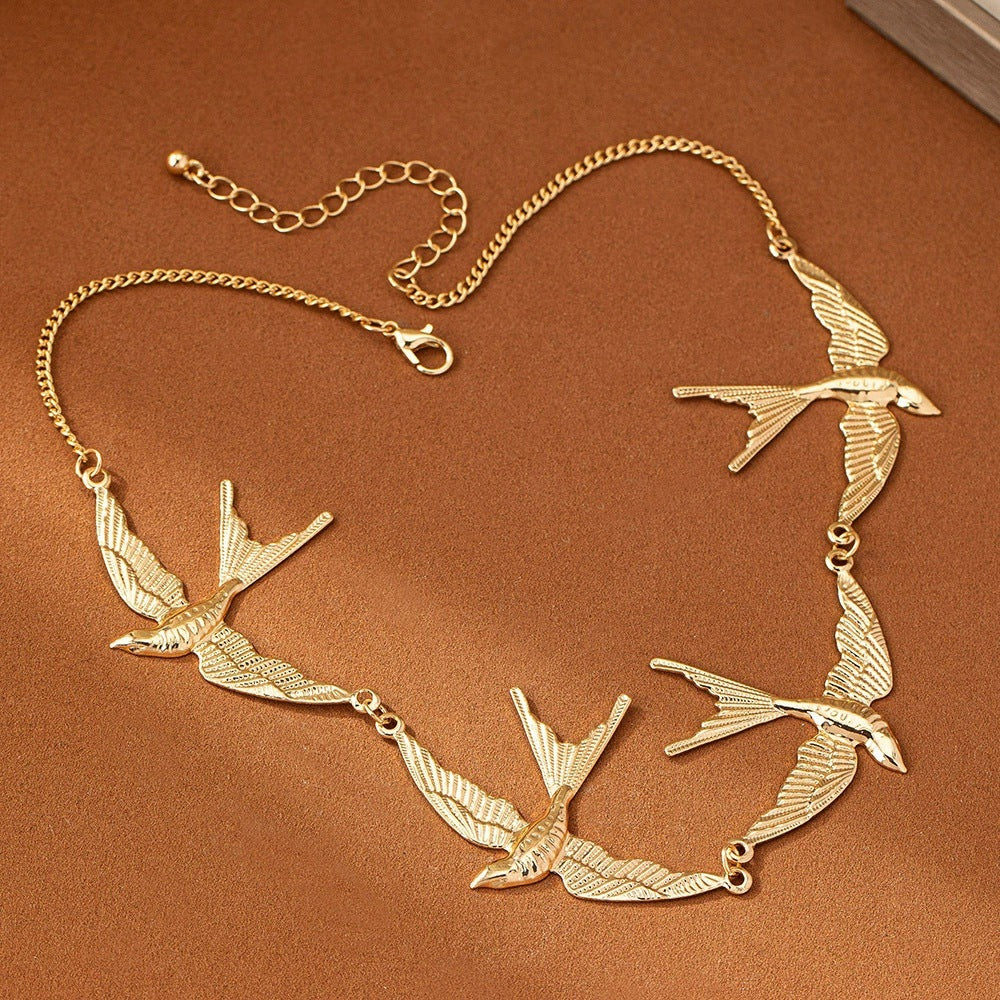 Damen Halskette mit eleganten, schwebenden Vogelmotiven Shop Nory