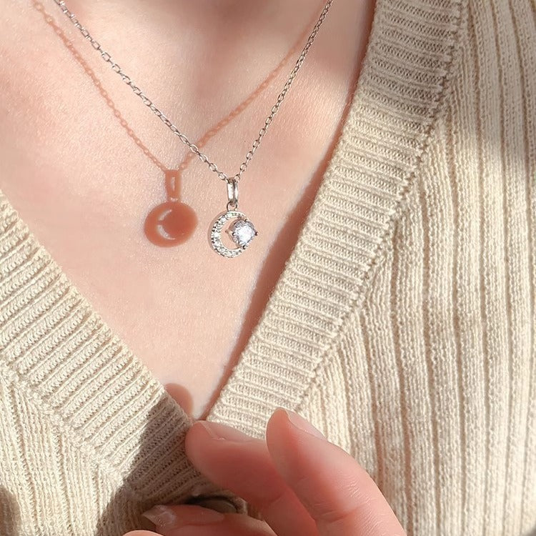 Damen Halskette mit funkelndem Mondanhänger und hochwertigen Zirkonia-Elementen Shop Nory