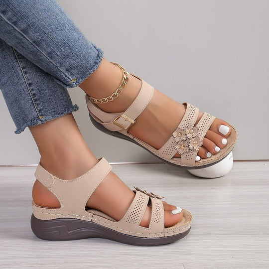 Damen Bequeme Keil-Sandalen mit floralem Zierdetail, gepolstertem Komfortfußbett und verstellbarem Knöchelriemen Shop Nory