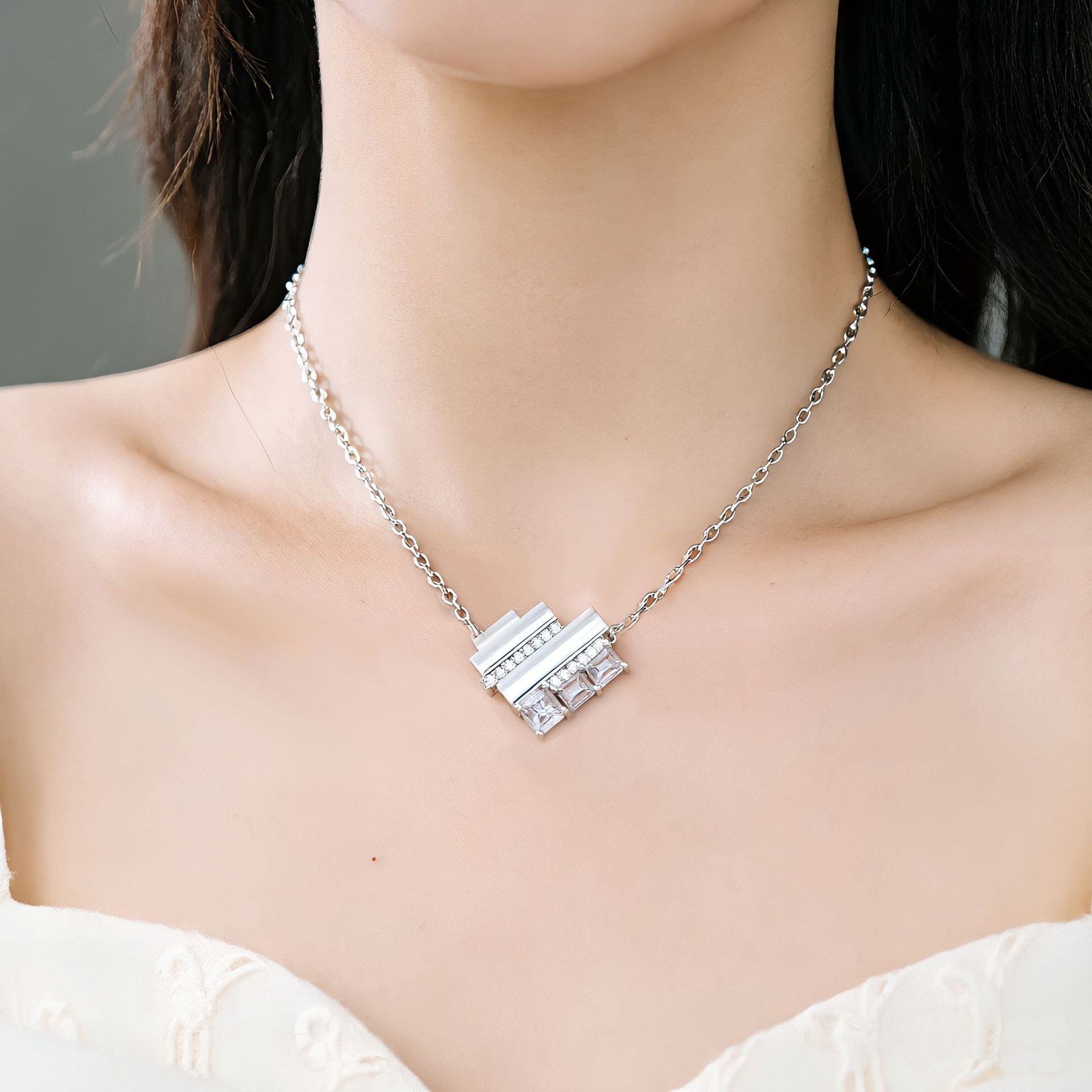 Damen Anhänger-Halskette mit modernem geometrischem Design und funkelnden Zirkonia Shop Nory