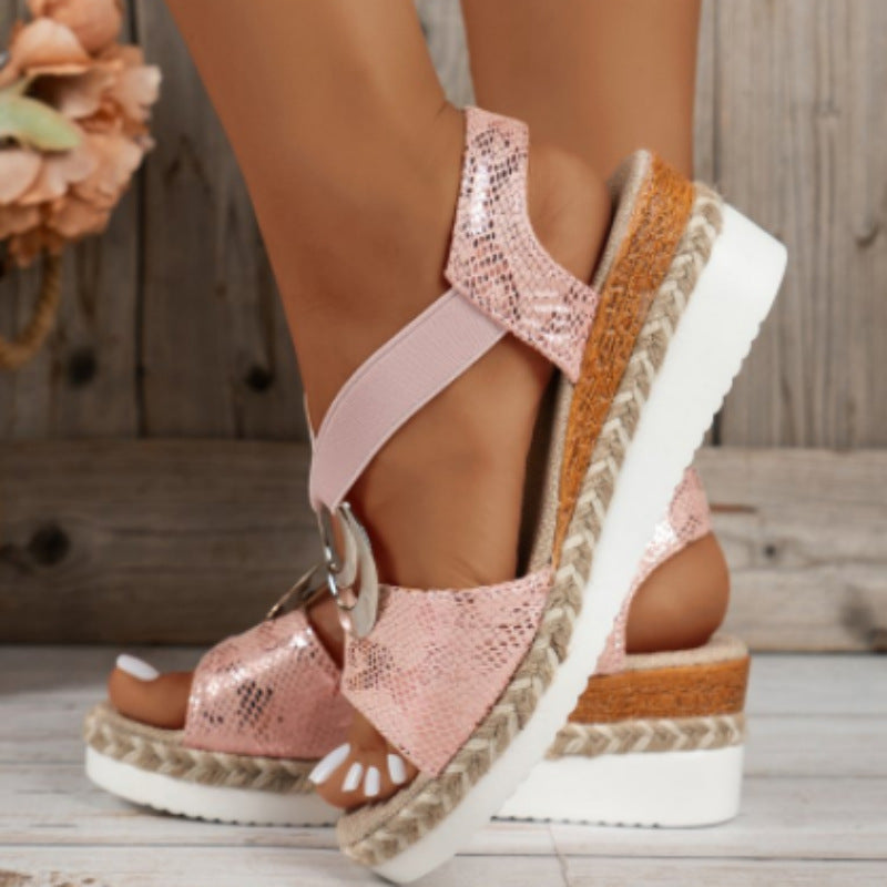 Damen Wedge-Sandalen mit modernen Riemendesign und elegantem Zierelement