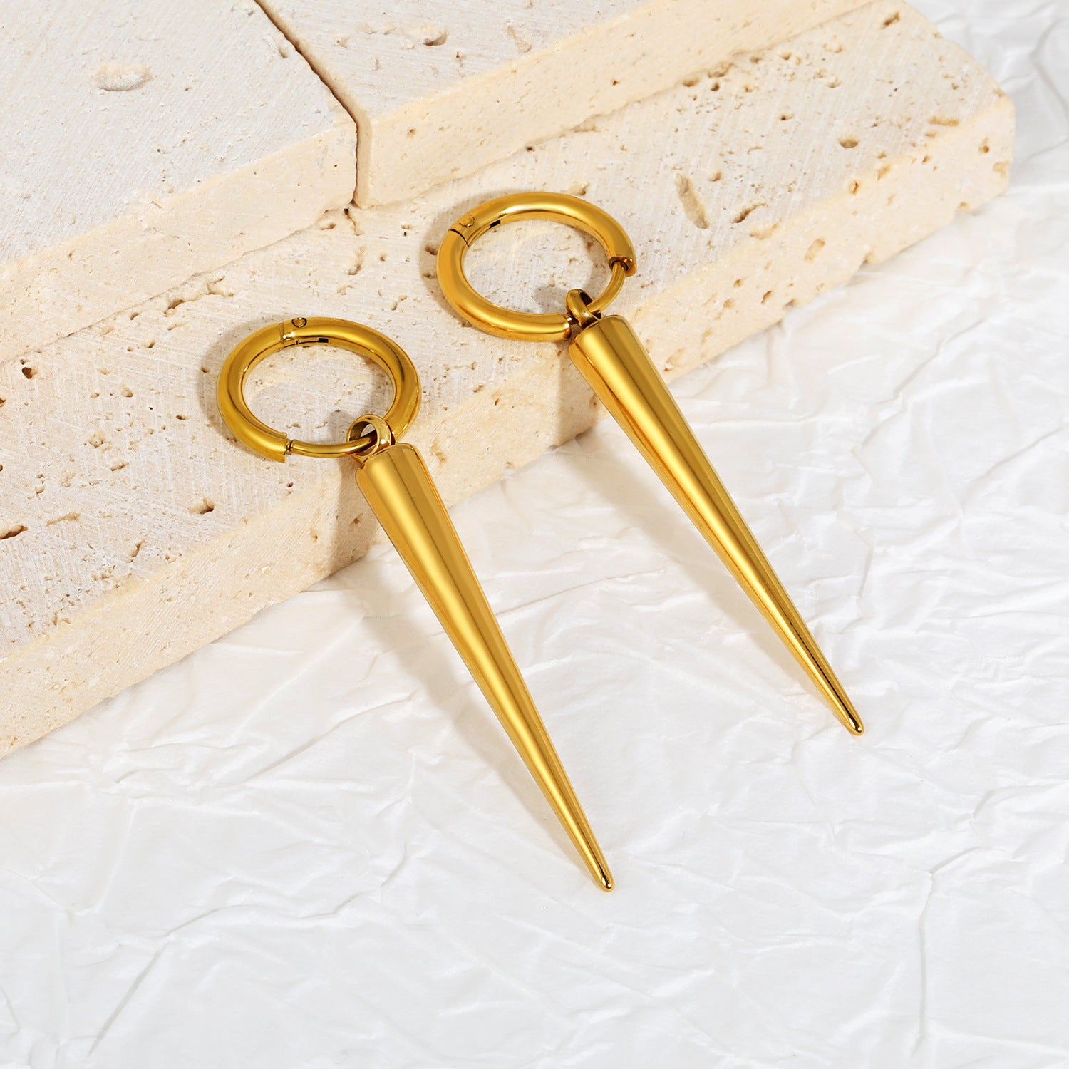 Damen Hängende Ohrstecker mit eleganten, spitzen Metallanhängern Shop Nory