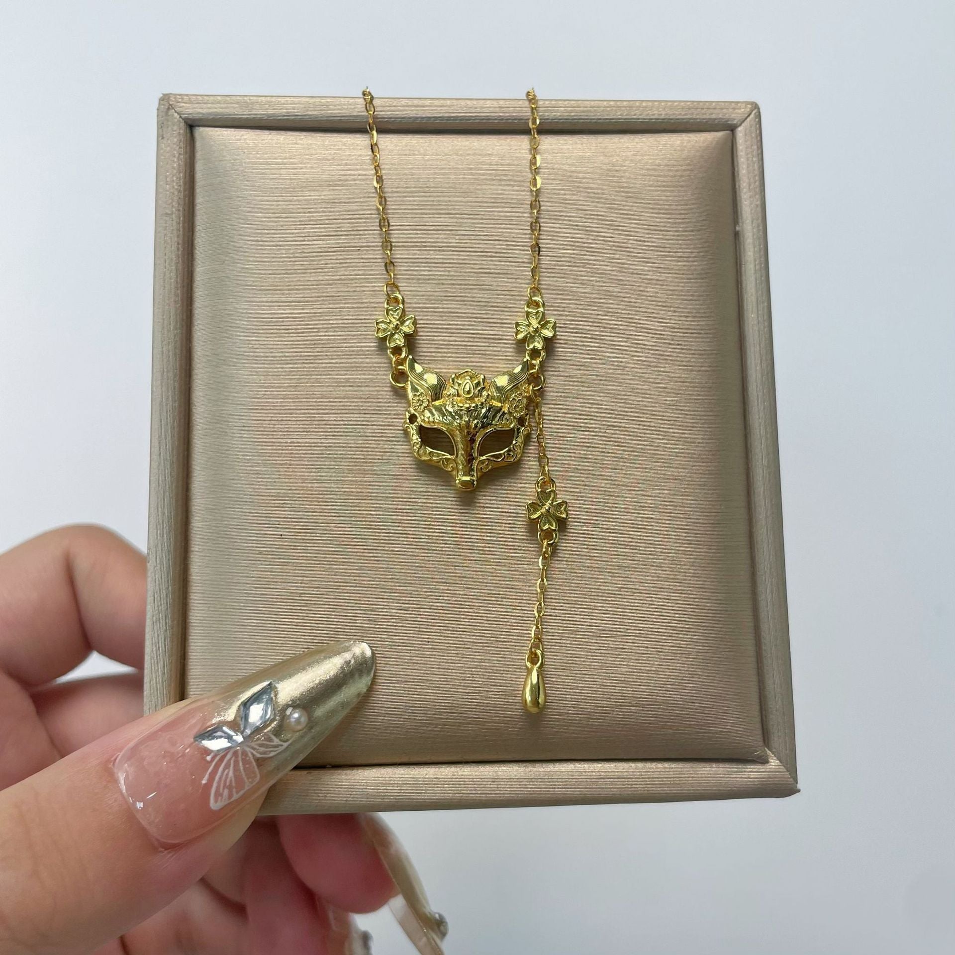 Damen Kette mit kunstvollem Fuchs-Anhänger und verspielten Details Shop Nory