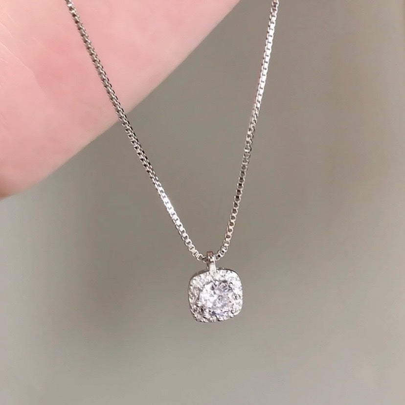 Damen Halskette mit funkelndem Zirkonia-Anhänger und elegantem Design Shop Nory