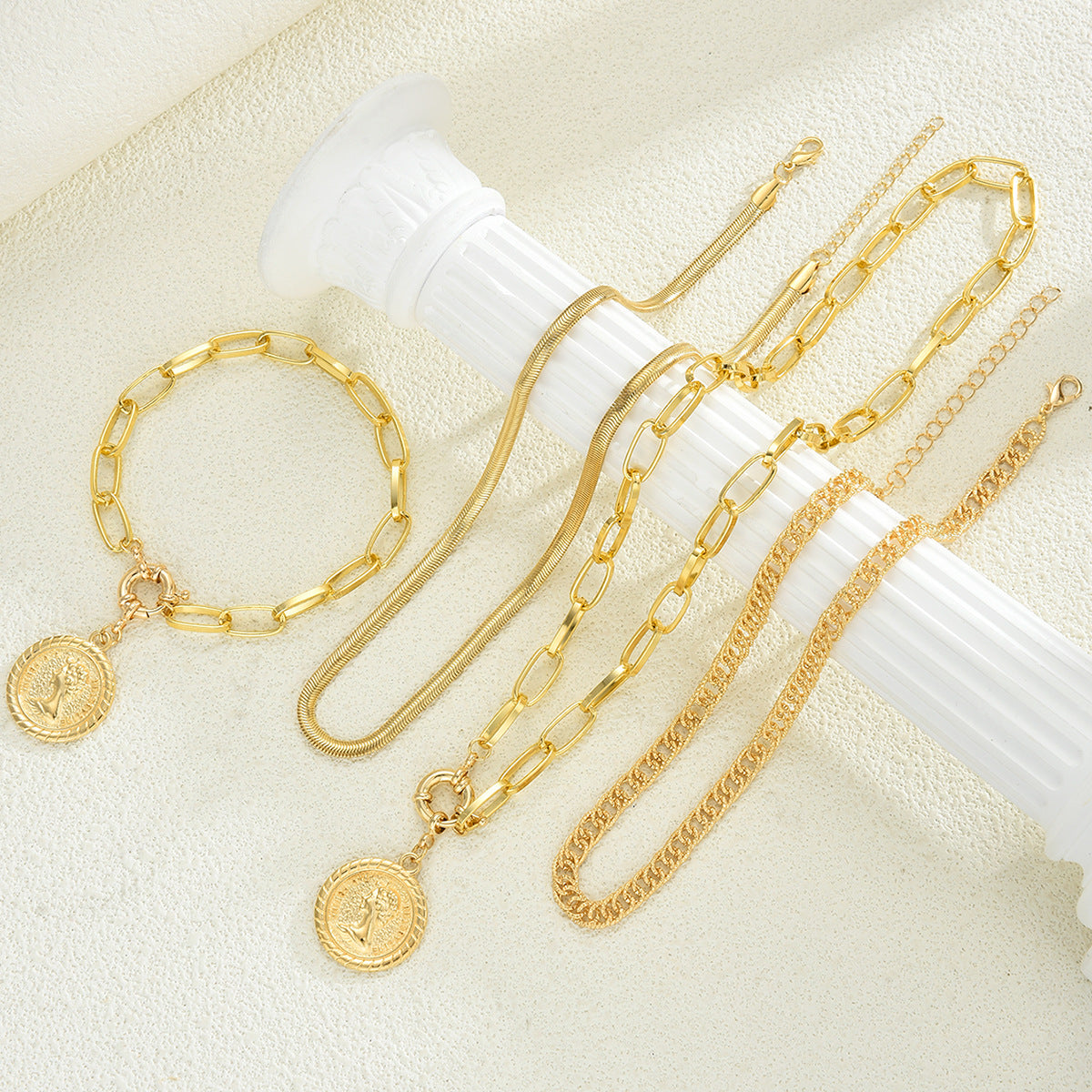 Damen Schmuckset mit mehrlagigen Ketten und detaillierten Anhängern Shop Nory