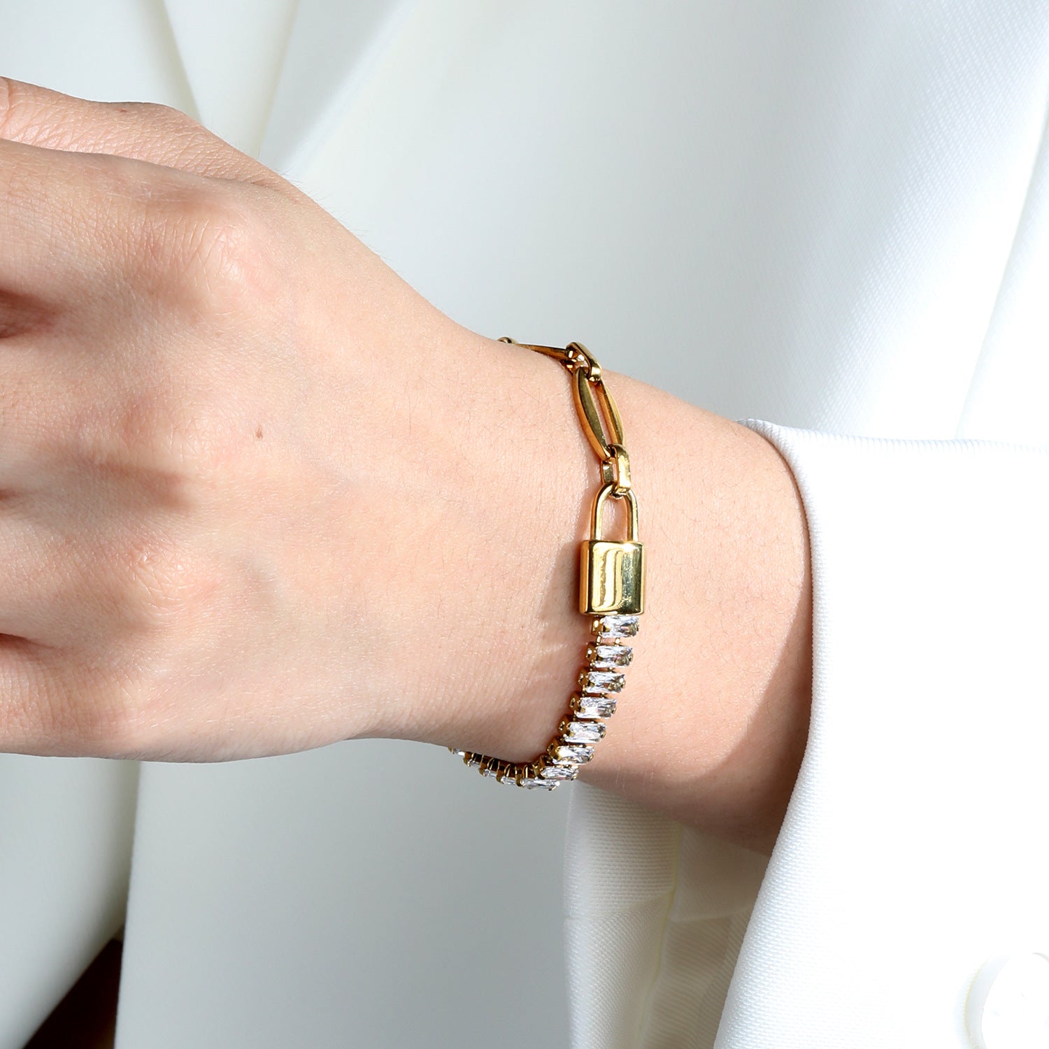 Damen elegante Gliederarmband mit funkelnden Zirkonia und goldplattiertem Design Shop Nory