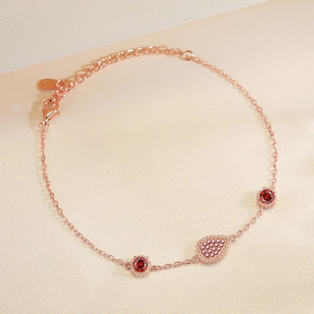 Damenarmband mit eleganten Tropfenmotiven und funkelnden Kristallelementen Shop Nory