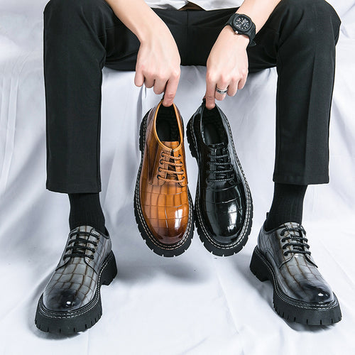Damen Chunky Derby‑Schnürschuh mit Krokoprägung, lackiertem Kunstleder und profilierter Plateau‑Sohle Shop Nory