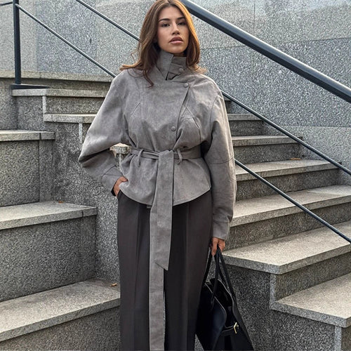 Damen Kurzjacke aus Veloursleder‑Optik mit hohem Stehkragen, Taillengürtel und kastiger Oversize‑Silhouette Shop Nory