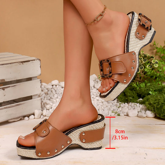 Damen Modische Mule‑Sandaletten mit geflochtenem Keilabsatz, dekorativer Hornschnalle und Nieten Shop Nory