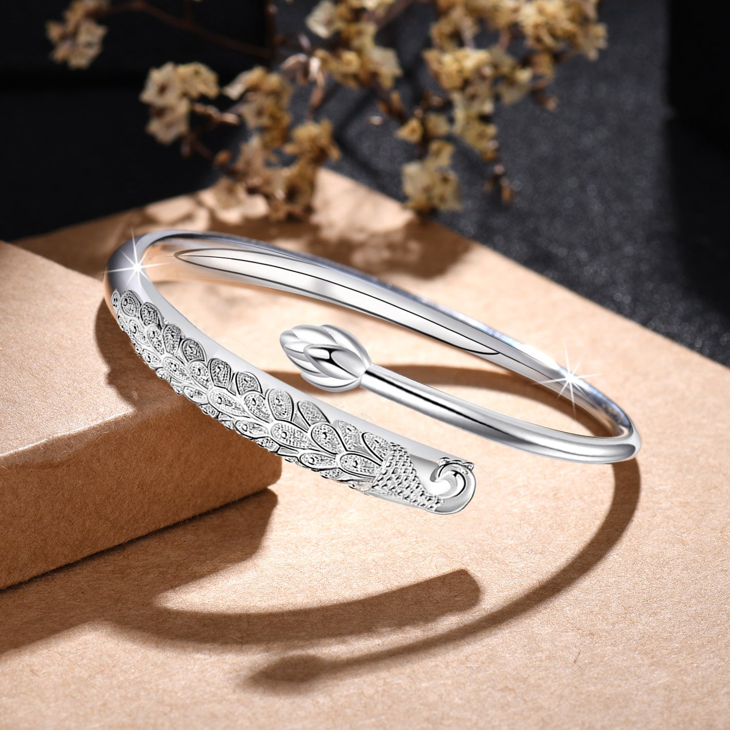 Damenarmreif mit kunstvollem Blattmotiv und feiner Struktur Shop Nory