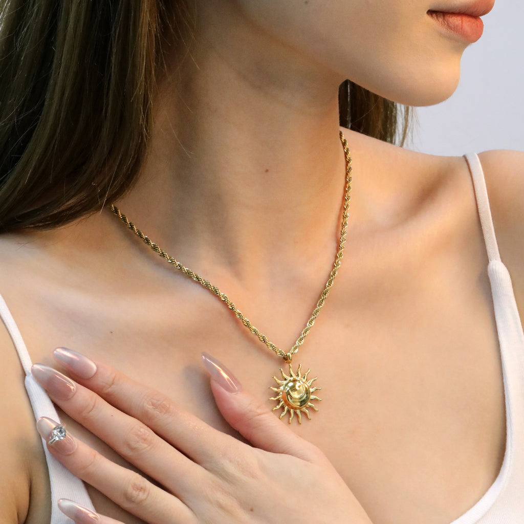 Damen Halskette mit kunstvollem Sonnenanhänger aus hochwertigem Edelstahl und verstellbarem Kettendesign Shop Nory