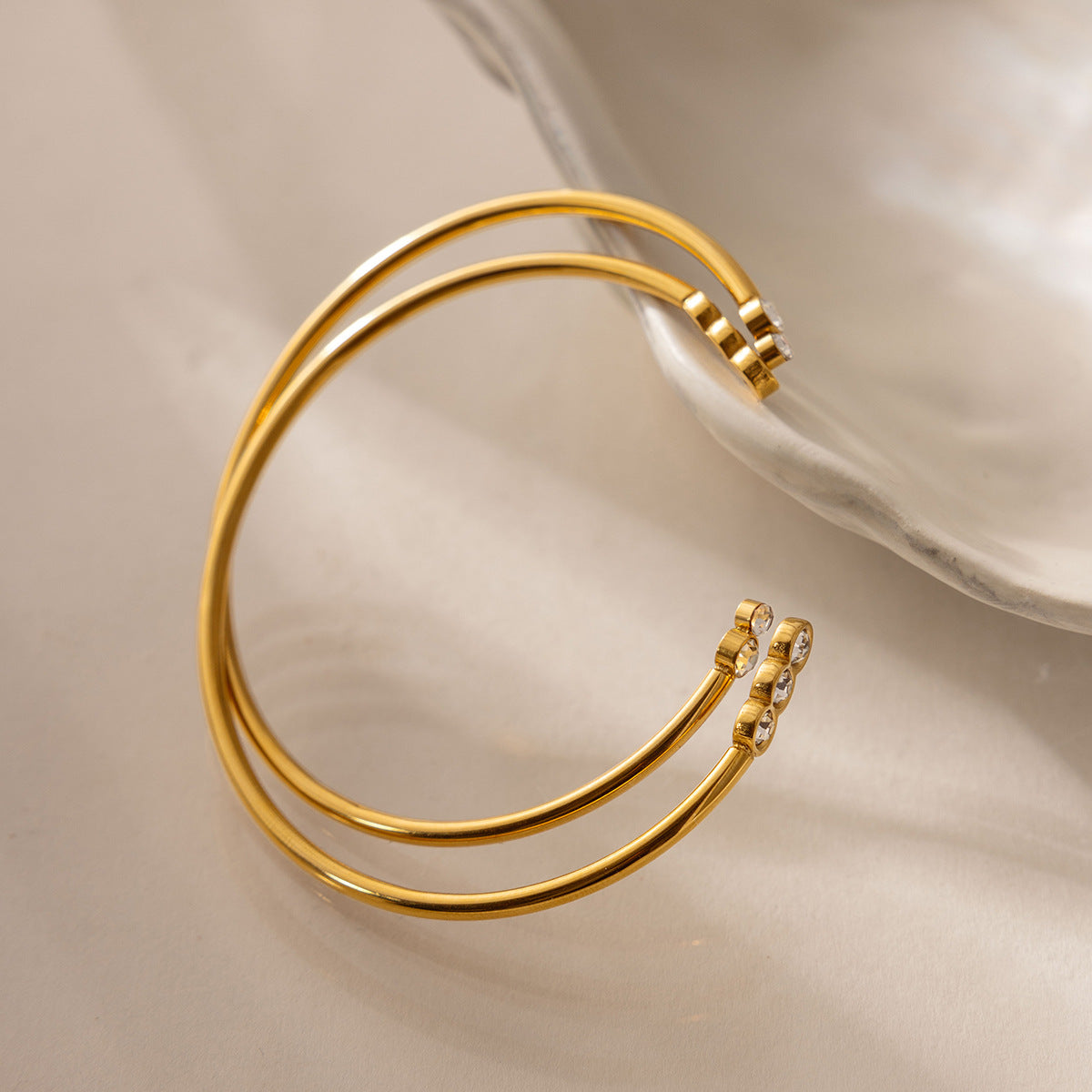 Damen Offenes Armband mit funkelnden Zirkonia und hypoallergener Edelstahlverarbeitung Shop Nory