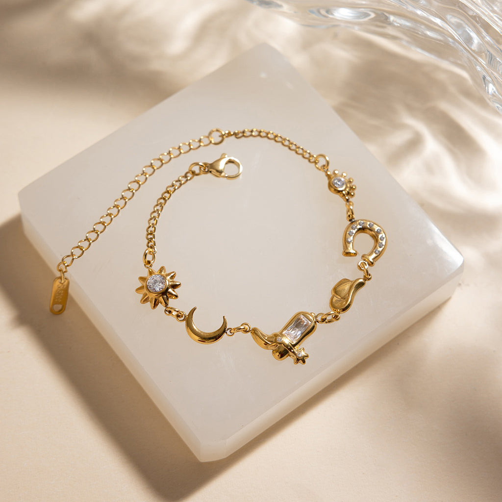 Damen Armband mit funkelnden Anhängern und elegantem Design Shop Nory