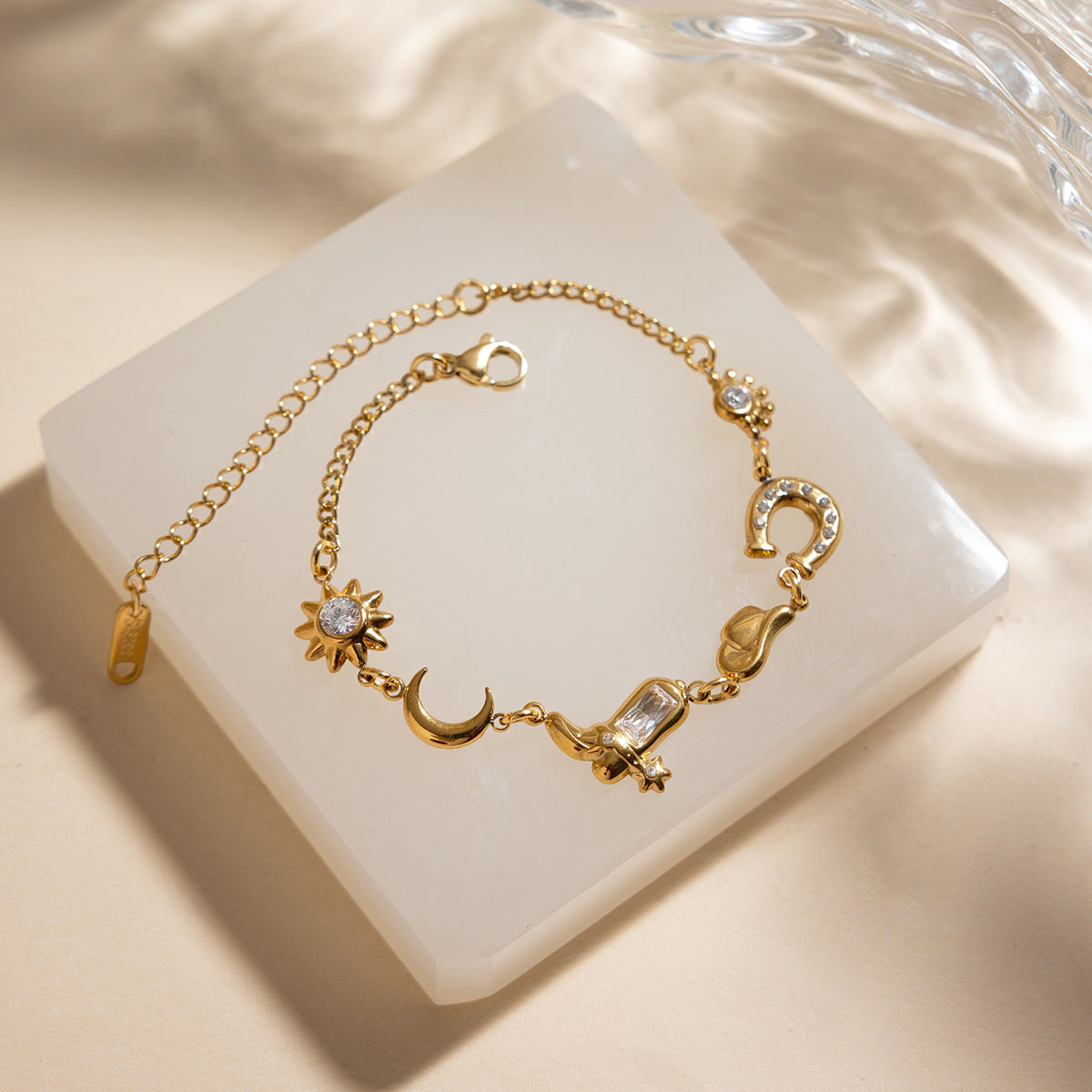 Damen Armband mit funkelnden Anhängern und elegantem Design Shop Nory
